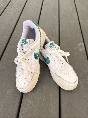 Nike Womens White Sneakers with Green Swoosh Accent
